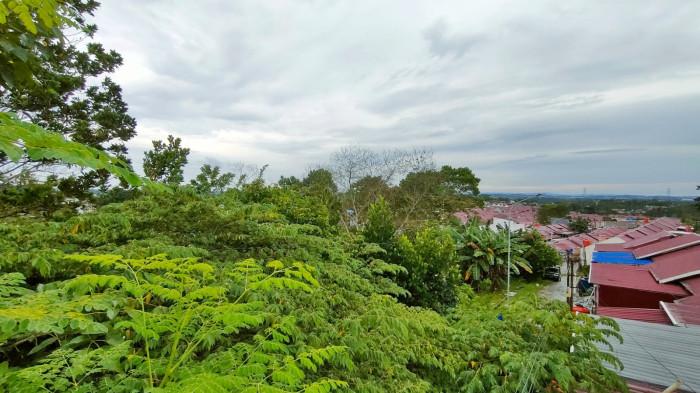 GALA PUNCAK HUJAN -  Kondisi cuaca di Kota Balikpapan, Provinsi Kalimantan Timur kali ini mendung di pagi hari hingga ada yang turun hujan ringan, di antaranya di daerah Gala Puncak, Kelurahan Graha Indah, Kecamatan Balikpapan Utara, Jumat (16/1/2026). BMKG prediksi terdapat potensi hujan ringan dengan peluang sebesar 25 persen pada siang hari dan menurun menjadi 10 persen pada malam hari.