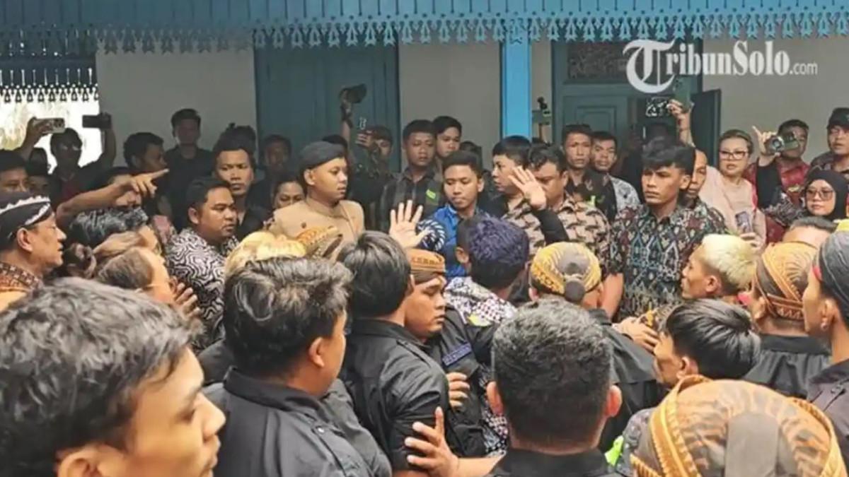 KONFLIK KERATON SOLO - Cucu Pakubuwono XIII berinisial S diduga terlibat pengeroyokan dengan korban RP di Keraton Kasunanan Surakarta menjelang acara penyerahan Surat Keputusan Menteri Kebudayaan Fadli Zon ke Maha Menteri KG Panembahan Agung Tedjowulan, Minggu (18/1/2026). Saat ini, RP menjalani rawat jalan atas luka-luka yang dialaminya.