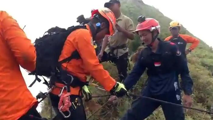 EVAKUASI KORBAN PESAWAT- - Tim SAR gabungan mengevakuasi korban pesawat ATR 42-500 milik Indonesia Air Transport (IAT) di jurang Gunung Bulusaraung, Pangkep, Sulawesi Selatan, Minggu (18/1/2026). Hari ini Senin (19/1/2026) tim akan mengevakuasi jenazah korban yang ditemukan di Gunung Bulusaraung.