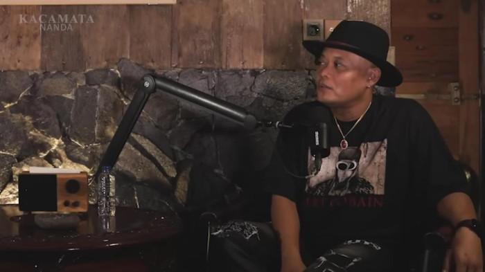 CURHATAN SULE: Tangkapan layar momen Sule berbicang dengan Nanda Persada dalam sebuah podcast yang tayang pada Jumat, 31 Oktober 2025. - Sule ungkap curhatan pernah 3 tahun nganggur gara-gara menolak diroasting Kiky Saputri.