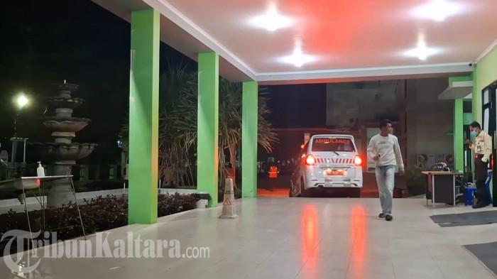 KORBAN DITERKAM BUAYA - Mobil ambulans yang memnbawa korban terkaman buaya di Waduk Persemaian, Tarakan, Kalimantan Utara, saat ini langsung dirujuk ke RSUD dr H Jusuf SK untuk pemeriksaan lebih lanjut, Senin (19/1/2026). Hasil X-Ray menunjukkan korban mengalami dislokasi tulang.