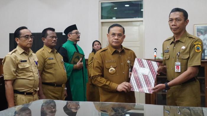 LANTIK PJ SEKDA - Bupati Pati Sudewo (dua dari kanan) menyerahkan SK pengangkatan Pj Sekda Pati kepada Teguh Widyatmoko, di ruang kerja bupati, Senin (8/12/2025) malam.