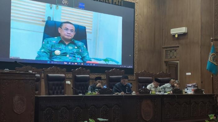 Bupati Pati Sudewo hadir secara virtual dalam Rapat Paripurna DPRD Pati yang membahas hasil Pansus Hak Angket serta penyampaian pendapat fraksi-fraksi, Jumat (31/10/2025).