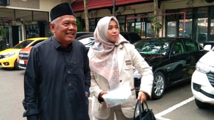 DATANG - Yai Mim bersama istrinya, Rosida Vignesvari datang ke Polresta Malang Kota untuk diperiksa sebagai tersangka kasus pornografi dan pelecehan seksual yang dilaporkan oleh Sahara, Senin (19/1/2026). Sebelum menjalani pemeriksaan, Yai Mim mengaku kondisinya masih belum terlalu fit.