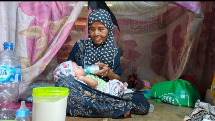 KISAH BAYI - Bayi tiga bulan di Polewali Mandar terpaksa meminum susu bercampur air sumur keruh akibat keterbatasan ekonomi dan akses air bersih.