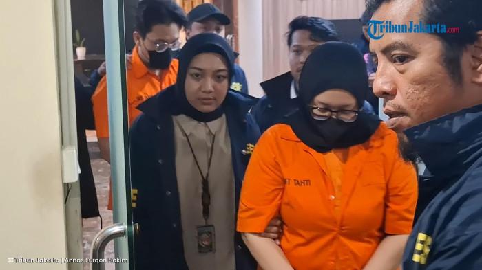 PENIPUAN WEDDING ORGANIZER - Tersangka penipuan wedding organizer (WO) Ayu Puspita dan Dimas Haryo Puspo saat dihadirkan dalam konferensi pers di Polda Metro Jaya, Jakarta Selatan, Sabtu (13/12/2025).