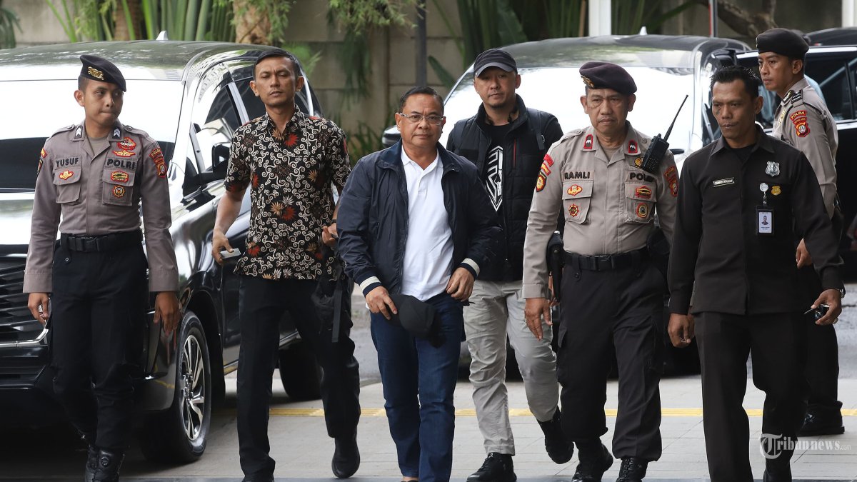 OTT KPK - Bupati Pati Sudewo tiba di gedung Komisi Pemberantasan Korupsi (KPK), Jakarta Selatan, Selasa (20/1/2026). KPK melakukan operasi tangkap tangan (OTT) terhadap Bupati Pati, Sudewo, yang diduga berkaitan dengan praktik korupsi dalam proses pengisian jabatan perangkat desa di Kabupaten Pati, Jawa Tengah. Pantauan Tribunnews dilapangan Sudewo tiba pukul 10.35 WIB. Setelah turun dari mobil tim lembaga antirasuah, Sudewo berjalan menuju ruang pemeriksaan. Politikus Partai Gerindra itu tidak berbicara kepada wartawan, meskipun dicecar banyak pertanyaan terkait perkara yang membuat dirinya terseret tertangkap tangan. Tribunnews/Jeprima