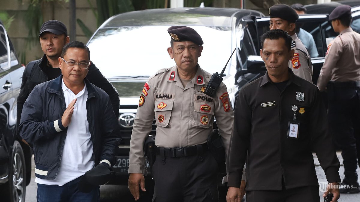 OTT KPK - Bupati Pati Sudewo tiba di gedung Komisi Pemberantasan Korupsi (KPK), Jakarta Selatan, Selasa (20/1/2026). KPK melakukan operasi tangkap tangan (OTT) terhadap Bupati Pati, Sudewo, yang diduga berkaitan dengan praktik korupsi dalam proses pengisian jabatan perangkat desa di Kabupaten Pati, Jawa Tengah. Pantauan Tribunnews dilapangan Sudewo tiba pukul 10.35 WIB. Setelah turun dari mobil tim lembaga antirasuah, Sudewo berjalan menuju ruang pemeriksaan. Politikus Partai Gerindra itu tidak berbicara kepada wartawan, meskipun dicecar banyak pertanyaan terkait perkara yang membuat dirinya terseret tertangkap tangan. Tribunnews/Jeprima