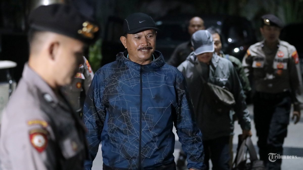 OTT MADIUN - Walikota Madiun Maidi tiba di Gedung Merah Putih KPK usai terjaring operasi tangkap tangan (OTT) di Jakarta, Senin (19/1/2026) malam. Walikota Madiun Maidi terjaring OTT KPK dalam kasus dugaan fee proyek dan dana CSR di wilayah Kota Madiun. TRIBUNNEWS/IRWAN RISMAWAN