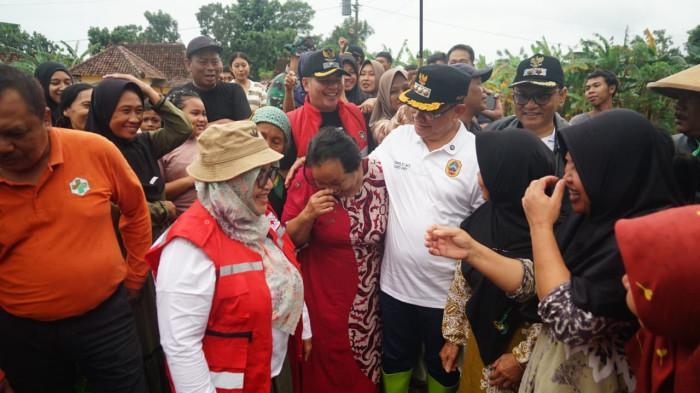 Sudewo bersama istrinya yang juga Ketua PMI Pati, Atik Kusdarwati, menghibur korban banjir di Dukuhseti, Minggu  (18/1/2026) sore.