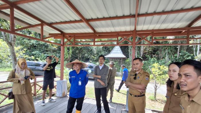 KOORDINASI PENANGANAN - Lintas sektor tampak hadir di lokasi membahas penanganan buaya di Embung Persemaian pasca seorang ibu diterjang. Sore ini direncanakan umpan ayam dipasang di dalam embung.