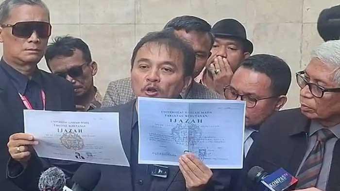 POLISI RAGU - Roy Suryo tersangka kasus ijazah palsu Presiden ke-7 RI Joko Widodo menyambangi Gedung Ditreskrimum Polda Metro Jaya, Jakarta Selatan, Senin (22/12/2025). Pengacara Roy Suryo baru-baru ini menyebut polisi ragu dalam penetapan tersangka kasus ijazah Jokowi.