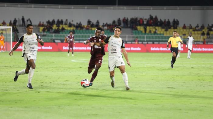 PEMAIN ASING- Striker PSM Makassar Abu Kamara saat lawan Persija Jakarta pada pekan keenam Super League di Stadion BJ Habibie, Parepare, Minggu (21/9/2025). 