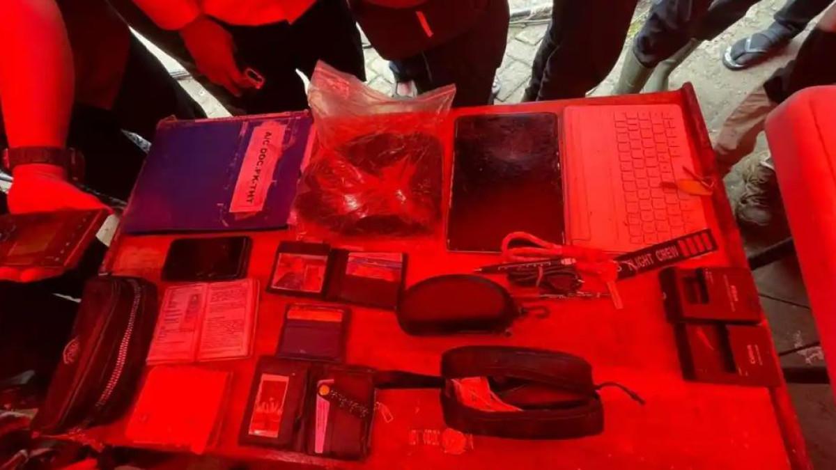 BARANG KORBAN - Tim SAR menemukan sejumlah barang milik korban di jalur antara puncak gunung menuju Pos 9.