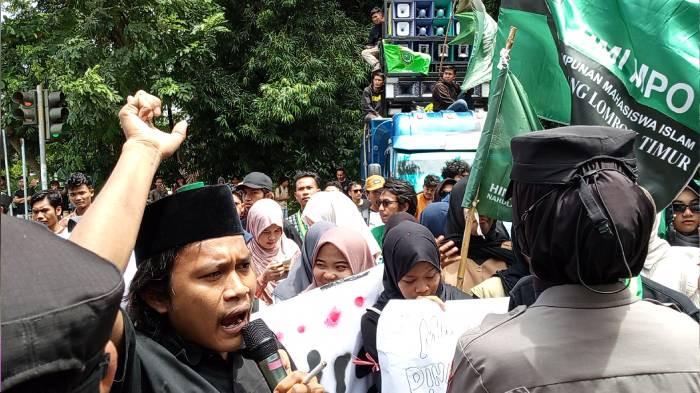 UNJUK RASA - Ratusan massa yang tergabung dalam Aliansi Peduli Pariwisata Lombok Timur melakukan aksi unjuk rasa besar-besaran dengan mendatangi Kantor Dinas Pariwisata dan Kantor Bupati Lombok Timur, Selasa (20/1/2026).