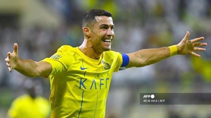 Penyerang Al Nassr, Cristiano Ronaldo merayakan gol dalam pertandingan melawan Al Fateh di Stadion Pangeran Abdullah Bin Jalawi. Ronaldo bersaing dengan Aleksandar Mitrovic di daftar top skor Liga Arab Saudi.