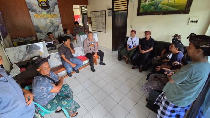 RESAH - masyarakat dari 8 banjar, yang resah dengan rentetan kasus pencurian uang kepeng di beberapa pura di Sidemen.