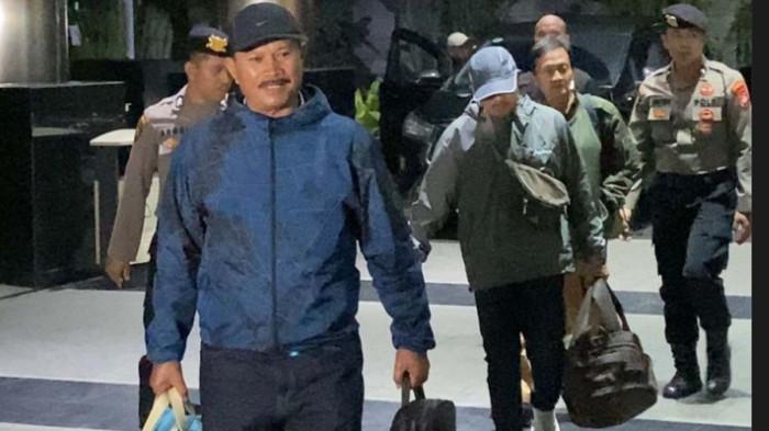 OTT KPK - Wali Kota Madiun bersama jajarannya saat tiba di gedung KPK Jakarta pada Senin (19/1/2026). KPK telah menaikkan statusnya menjadi penyidikan.