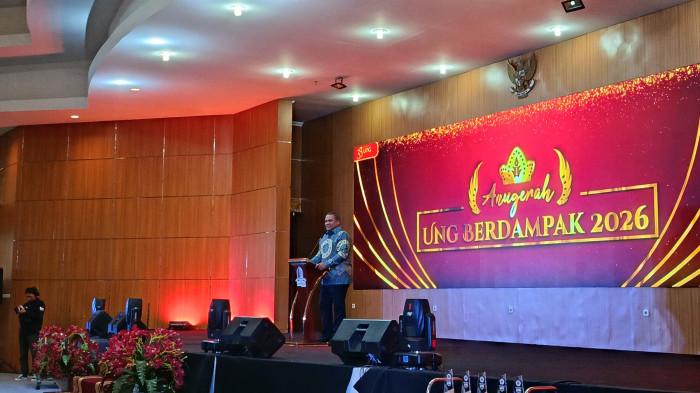 ANUGERAH BERDAMPAK - Rektor Universitas Negeri Gorontalo (UNG), Eduart Wolok saat kegiatan penganugerahan UNG Berdampak dalam rangka Dies Natalis ke-33 UNG, Selasa (20/1/2026). (Sumber foto: TribunGorontalo.com/Jefri Potabuga)