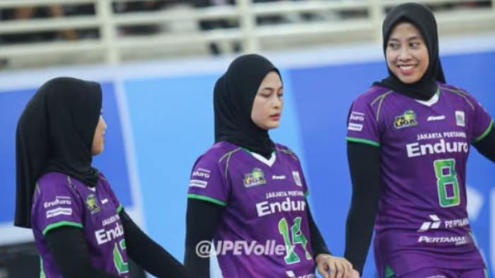 HASIL PROLIGA 2026 - Bintang voli Megawati Hangestri Pertiwi (KANAN) bersama rekan timnya di Jakarta Pertamina Enduro saat berlaga pada pada pertandingan kedua seri ke-2 putaran ke-1 Proliga 2026 di GOR Voli Indoor Sport Center, Medan, Sumatra Utara, Jumat (16/1/2026). Megawati dan kawan-kawan sukses menumbangkan Jakarta Livin Mandiri dengan skor 3-1.