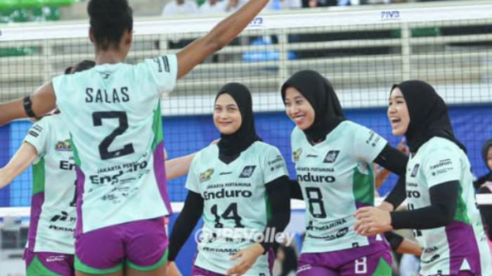 JADWAL PROLIGA 2026 - Pevoli putri Jakarta Pertamina Enduro, Megawati Hangestri bersorak bersama rekan-rekannya usai cetak poin pada Pekan kedua Proliga 2026 di GOR Voli Indoor Sport Center, Medan, Sumatra Utara, Minggu (18/1/2026). Kini kompetisi bola voli kasta tertinggi Tanah Air segera memasuki pekan ketiga Megawati Cs langsung berhadapan dengan tuan rumah, Bandung BJB Tandamata.