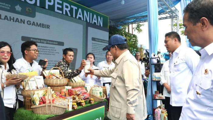 Presiden Prabowo melihat pruduk Gambir Pakpak Bharat di stand acara Syukuran Swasembada Pangan yang digelar Kementerian Pertanian RI di Karawang, Jawa Barat, Rabu (7/1/2026).