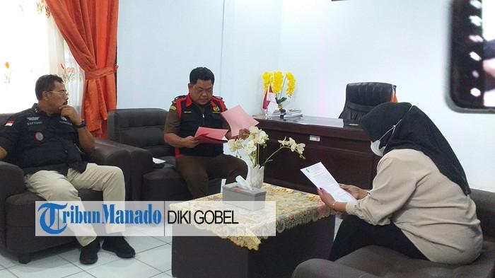 PENGGELEDAHAN - Pihak Kejari Kotamobagu geledah kantor Bawaslu terkait dugaan penyimpangan dana hibah Pilkada 2024 senilai Rp 7,6 miliar,  Selasa (20/1/2026). Petugas menyisir sejumlah ruangan untuk mengamankan dokumen dan barang bukti yang diduga berkaitan dengan pengelolaan dana hibah Pilkada 2024.