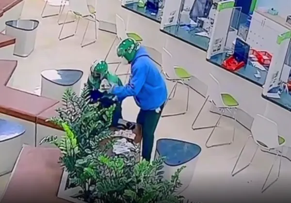 Truy tìm 2 thanh niên cướp ngân hàng tại Gia Lai - Ảnh 3.