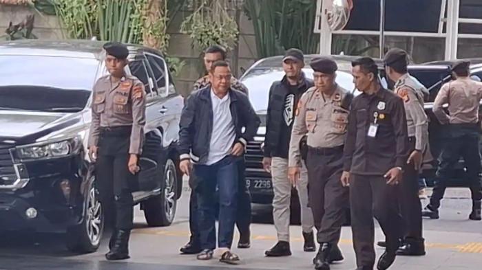 SUDEWO TIBA DI KPK - Bupati Pati, Sudewo digelandang ke Gedung Komisi Pemberantasan Korupsi (KPK), Jalan Kuningan Persada, Nomor Kavling 4, Setiabudi, Jakarta Selatan, Selasa siang (20/1/2026)/ Danang Triatmojo. (Tribunnews.com/Danang Triatmojo)