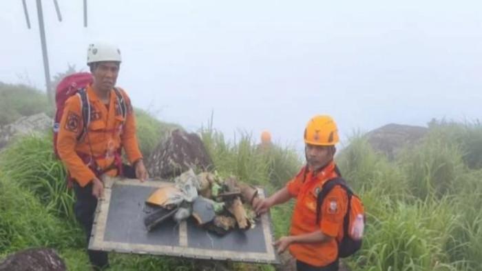 Tim SAR gabungan menunjukkan serpihak pesawat ATR 42-500 di sekitar lokasi kecelakaan jatuhnya pesawat naas tersebut di wilayah Taman Nasional Bantimurung-Bulsaraung Kabupaten Maros, Sulawesi Selatan, Minggu (18/1/2026) (Sumber: BPBD Makassar)