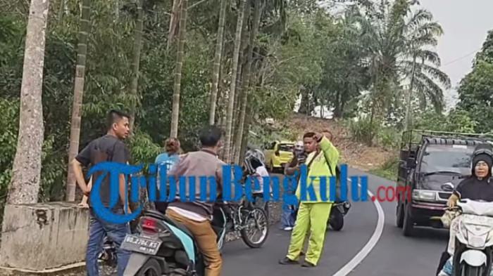 AKSI BEGAL - Tangkapan layar video terkait aksi pembegalan yang terjadi di jalan penghubung Desa Guru Agung-Karang Baru PUT, Rejang Lebong, Bengkulu pada Selasa (20/1/2026). Dua pelajar SMP dibegal oleh pelaku berjumlah 4 orang menggunakan sajam.