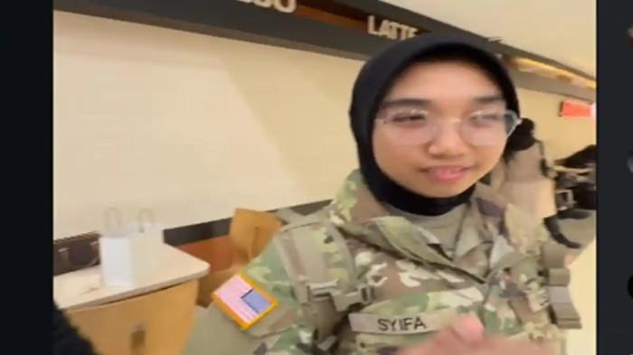 SYIFA JADI TENTARA AS - Momen Syifa di bandara diantar keluarga bertugas di Amerika Serikat. Keputusan Syifa seorang wanita Warga Negara Indonesia (WNI) menjadi tentara Amerika Serikat (AS) menuai beragam kritikan publik. 