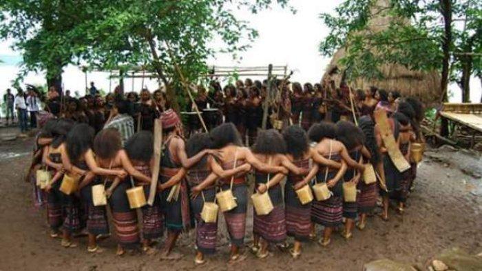 KAMPUNG TAKPALA -  Masyarakat Kampung Takpala melakukan tarian lego-lego dengan mengenakan pakaian adat. Mereka mengelilingi mezbah batu sebagai tempat melakukan ritual adat Tifoltol.