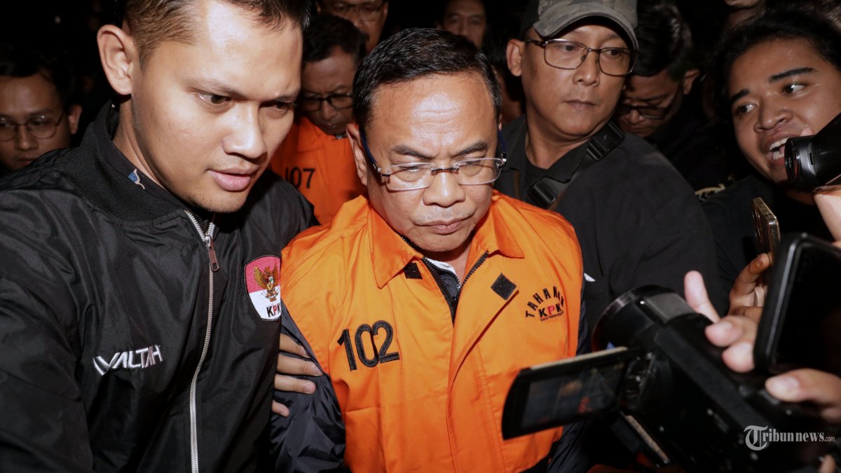 OTT PATI - Bupati Pati Sudewo bersama tersangka lainnya mengenakan rompi tahanan usai ditetapkan sebagai tersangka di Gedung Merah Putih KPK, Jakarta, Selasa (20/1/2026). KPK resmi menetapkan Bupati Pati Sudewo bersama 3 tersangka lainnya serta mengamankan barang bukti sebesar Rp 2,6miliar terkait kasus dugaan pemerasan pengisian jabatan perangkat desa di lingkungan Kabupaten Pati. TRIBUNNEWS/IRWAN RISMAWAN