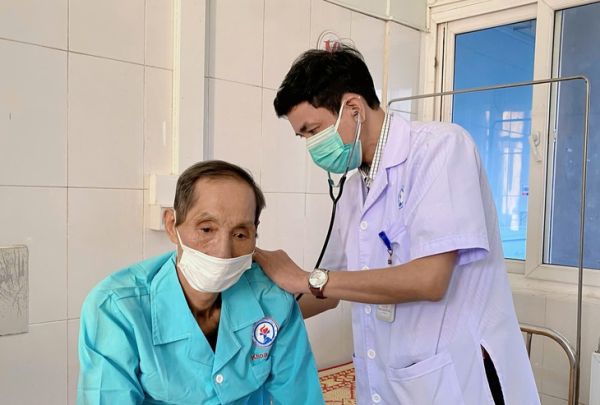 'Ho ra máu sét đánh' hơn 300ml mỗi lần, bệnh nhân 71 tuổi được cứu sống kịp thời - Ảnh 1.