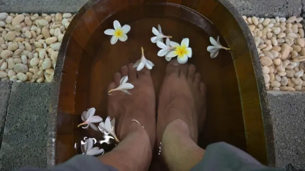 ngâm chân - Ảnh 1.