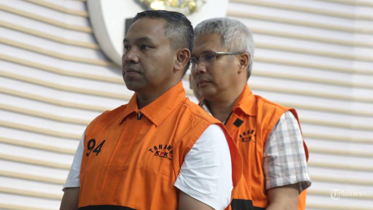 PENETAPAN TERSANGKA - Gubernur Riau Abdul Wahid (kiri) bersama Kepala Dinas Pekerjaan Umum, Penataan Ruang, Perumahan, Kawasan Permukiman dan Pertanahan (PUPR PKPP) Provinsi Riau M. Arief Setiawan (kanan) mengenakan rompi tahanan usai menjalani pemeriksaan di Gedung Merah Putih KPK, Jakarta, Rabu (5/11/2025). KPK resmi menahan Gubernur Riau Abdul Wahid bersama dua tersangka lainnya dan mengamankan barang bukti berupa uang tunai sejumlah Rp 1,6 miliar dalam operasi tangkap tangan (OTT) terkait kasus dugaan pemerasan dan suap dalam penganggaran proyek infrastruktur di lingkungan Dinas Pekerjaan Umum, Penataan Ruang, Perumahan, Kawasan Permukiman dan Pertanahan (PUPRPKPP) Provinsi Riau.