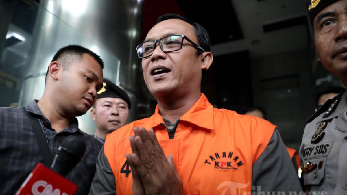 OTT KPK - Bupati Lampung Tengah Ardito Wijaya mengenakan rompi tahanan usai menjalani pemeriksaan di Gedung Merah Putih KPK, Jakarta, Kamjs (11/12/2025). Bupati Lampung Tengah Ardito Wijaya bersama 4 orang lainnya resmi ditahan KPK dan mengamakan baramg bukti berupa uang tunai sejumlah Rp 193 juta dan logam mulia seberat 850 gram dalam kasus dugaan korupsi terkait penerimaan hadiah atau janji oleh Penyelenggara Negara terkait pengadaan barang dan jasa serta penerimaan lainnya (gratifikasi) di lingkungan Pemerintah Kabupaten Lampung Tengah tahun anggaran 2025