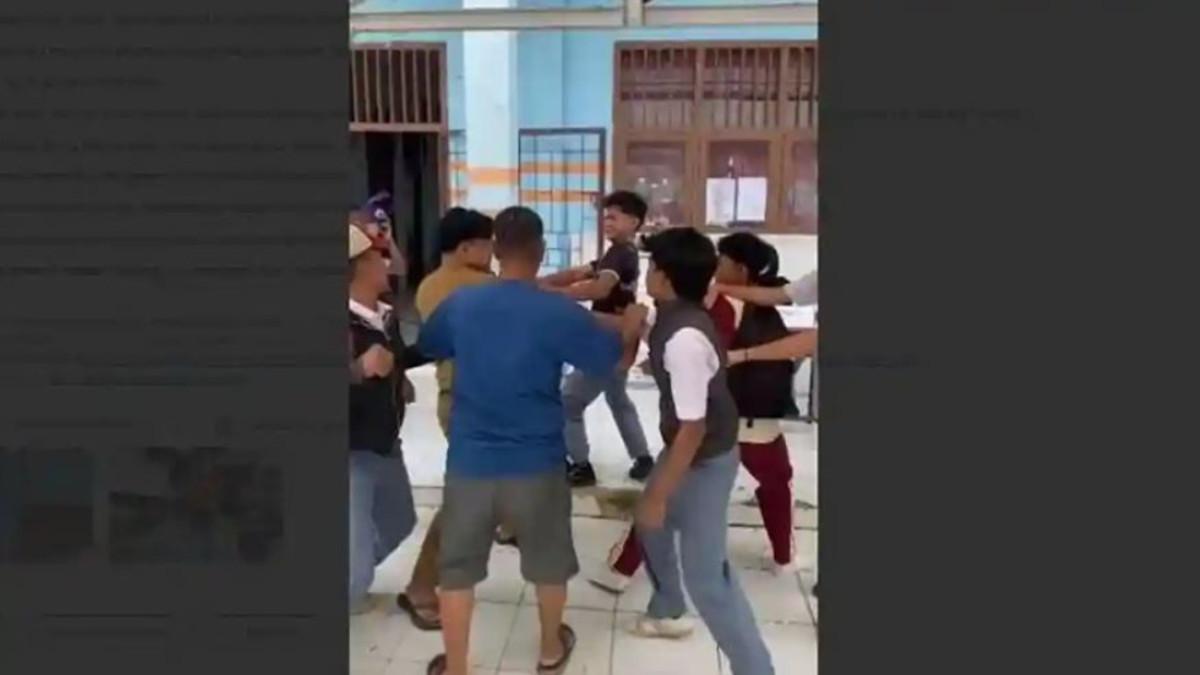 GURU DIKEROYOK SISWA- Video seorang guru SMKN 3 Tanjung Jabung Timur (Tanjabtim), Jambi terlibat cekcok dengan sejumlah siswa. Guru tersebut mengaku menampar siswa karena dilecehkan.