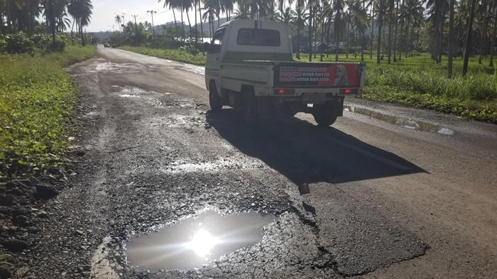 RUSAK - Kondisi ruas jalan di Desa Binjeita, Kecamatan Bolangitang Timur, Kabupaten Bolaang Mongondow Utara (Boltara), Kamis (15/1/2026).