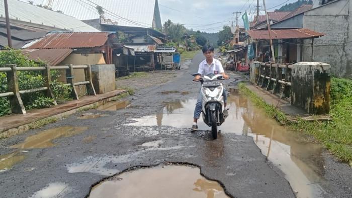 JALAN RUSAK - Jalan rusak masih menjadi pekerjaan rumah (PR) bagi Pemerintah Provinsi Sulawesi Utar