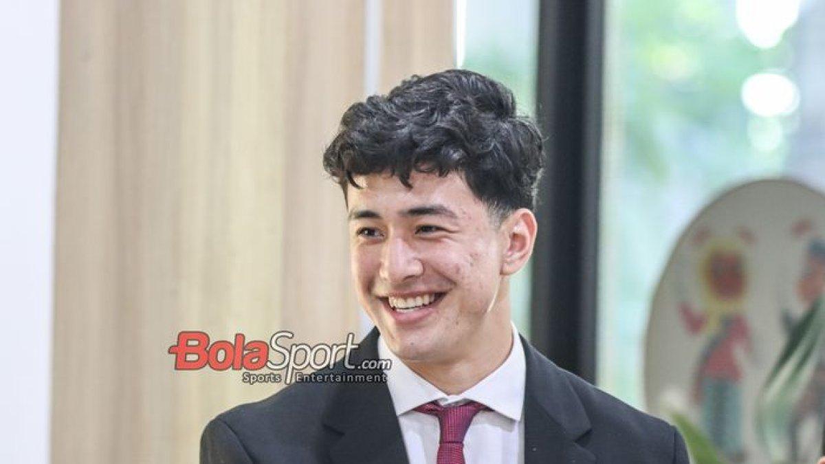 Kiper keturunan asal Amerika Serikat, Cyrus Margono saat tiba untuk pengambilan sumpah kewarganegaraan Warga Negara Republik Indonesia (WNI) di Kantor Kanwil Kemenkumham DKI Jakarta, Cawang, Jakarta, Kamis (21/3/2024).