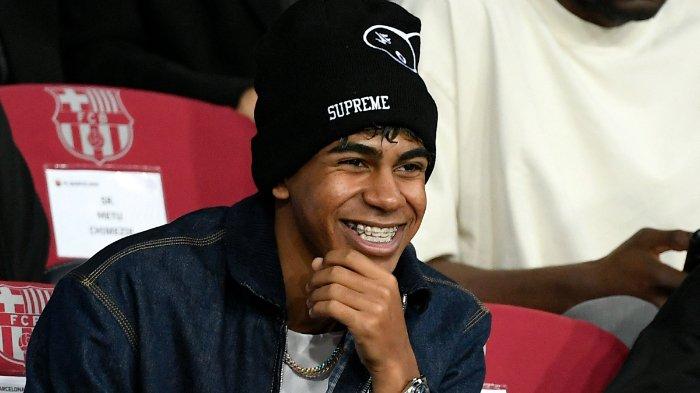 Penyerang Barcelona Spanyol Lamine Yamal yang cedera digambarkan di tribun sebelum Liga Champions UEFA, pertandingan sepak bola fase liga hari ke-5 antara FC Barcelona dan Stade Brestois 29 (Brest) di Estadi Olimpic Lluis Companys di Barcelona, ​​pada 26 November 2024.