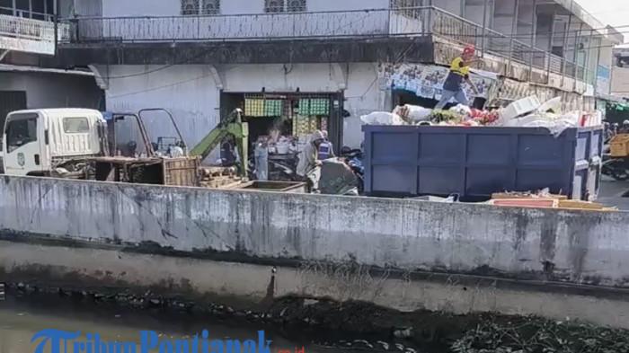BERSIHKAN SAMPAH - Kondisi di sungai Pasar Beringin, Kelurahan Pasiran, Singkawang Barat, Kalbar, yang telah dibersihkan, pada Selasa 20 Januari 2026. Kepala Dinas Lingkungan Hidup (DLH) Kota Singkawang menegaskan saat ini sampah sungai tersebut telah dibersihkan.