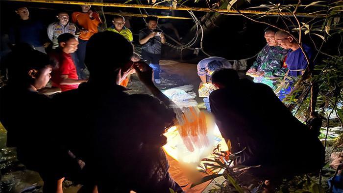MAYAT BAYI SANGGAU - Tim gabungan saat evakuasi jasad bayi berjenis kelamin laki-laki di Sungai Riam di Jalan Semboja Indah II, Kelurahan Bunut, Kecamatan Kapuas, Kabupaten Sanggau, Kalimantan Barat, Senin 19 Januari 2026 malam. Sosok terduga pelaku berhasil diringkus di hari yang sama.