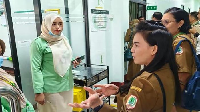 PELAYANAN KESEHATAN - Direktur RSUD dr Achmad Diponegoro Putussibau, dr Herlina saat berkomunikasi dengan petugas rumah sakit, untuk terus meningkatkan pelayanan kesehatan, di RSUD ADP, belum lama ini. dr Herlina menyampaikan bahwa, di tahun 2025 pendapatan rumah sakit naik signifikan dalam satu tahun, berdasarkan laporan keuangan LRA.