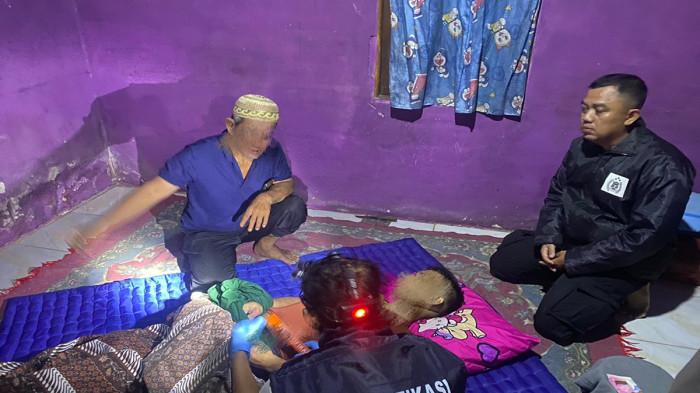 MENINGGAL DUNIA - Warga Kelurahan Anjungan Melancar, Kecamatan Anjongan, digegerkan dengan penemuan seorang pria yang meninggal dunia di dalam kamar rumah orang tuanya, Senin 19 Januari 2026 sore. Korban berinisial AR (29) diduga meninggal dunia akibat gantung diri.