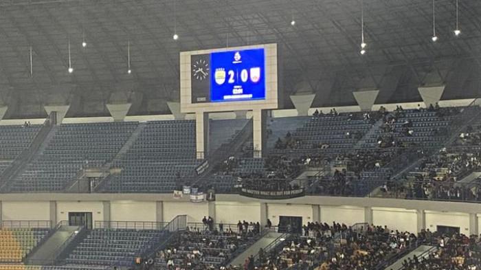 PERSIB MENANG - Papan skor di Stadion Gelora Bandung Lautan Api, Kota Bandung, saat Persib Bandung berhadapan dengan Persis Solo, Senin (27/10/2025) malam. Persib menang 2-0.