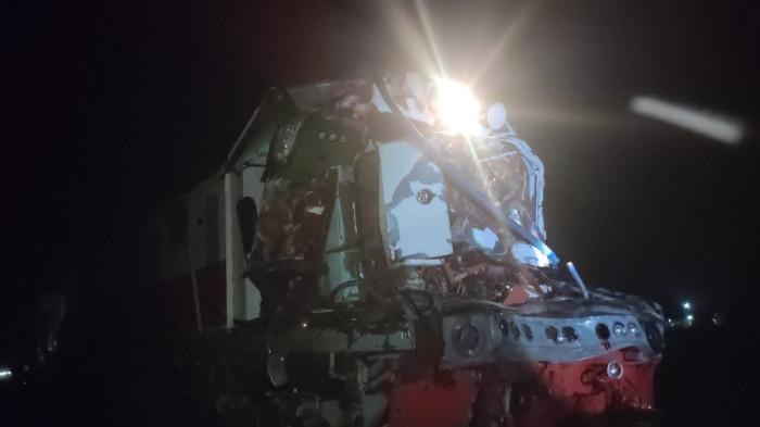 LOKO RINGSEK - Potret lokomotif KA Menoreh yang mengalami kerusakan parah setelah menabrak truk yang berhenti persis di tengah jalur kereta api di Desa Dompyong Kulon, Kecamatan Gebang, Kabupaten Cirebon, Rabu 21 Januari 2026 dini hari. KA Menoreh relasi Semarang-Jakarta itu menabrak truk di perlintasan tanpa palang pintu Desa Dompyong Kulon, Cirebon. Lokomotif rusak parah, simak kondisi terkini evakuasi.