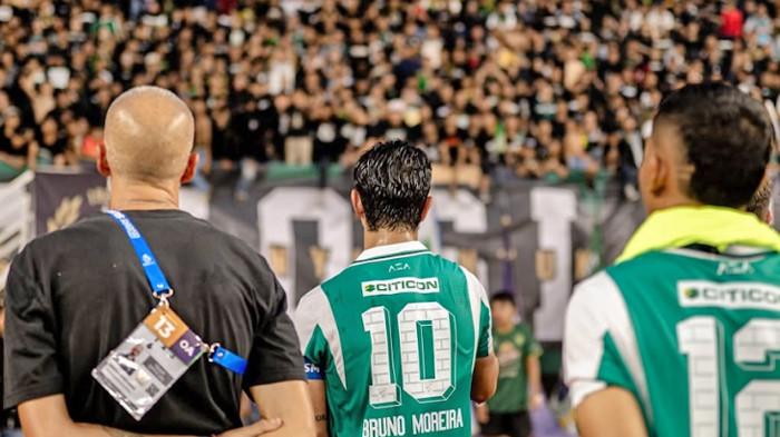 DENDA PERSEBAYA - Kapten Persebaya Surabaya Bruno Moreira berusaha menenangkan penonton saat laga Persebaya Vs Arema di Stadion Gelora Bung Tomo (GBT), Sabtu (22/11/2025) lalu. Pasca laga ini Persebaya Surabaya dapat akumulasi denda Rp 250 juta atas empat pelanggaran yang terjadi oleh Komdis PSSI.